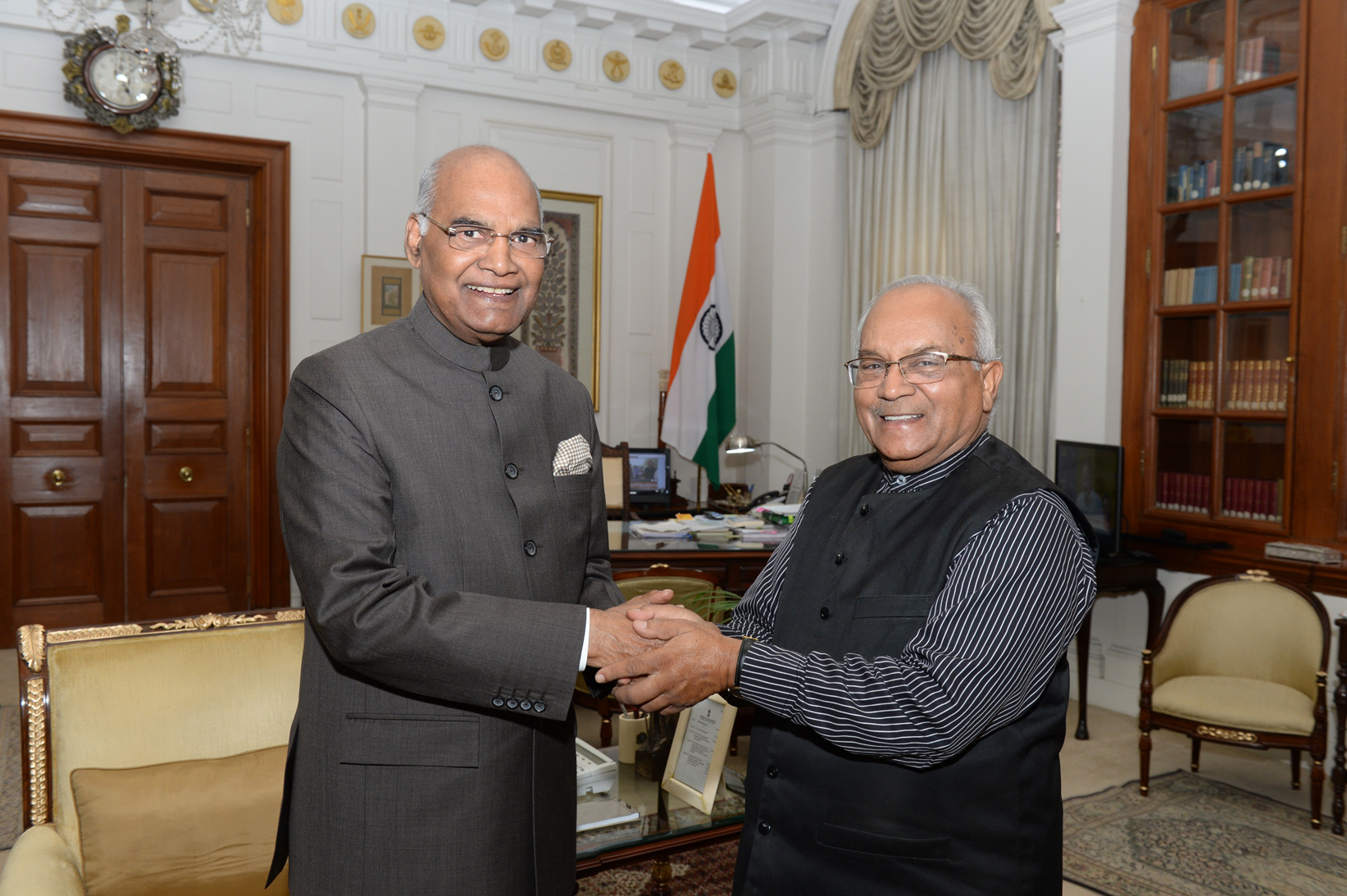 भारत के राष्ट्रपति श्री रामनाथजी कोविंद और डॉ. वेदप्रताप वैदिक राष्ट्रपति भवन में।