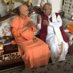 भारत माता मंदिर, हरिद्वार के संस्थापक प्रसिद्ध सन्यासी श्री सत्यमित्रानंदजी और डॉ. वैदिक  देश की  वर्तमान स्थिति पर चर्चा करते हुए