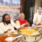 अबू धाबी के महल में शाकाहारी भोजन करते हुए श्री श्री रविशंकरजी, डॉ. वैदिक और शेख नाह्यान। पास में बैठे हैं भारत के राजदूत श्री नवदीप पुरी और प्रसिद्ध उद्योगपति बी. आर. शेट्टी।