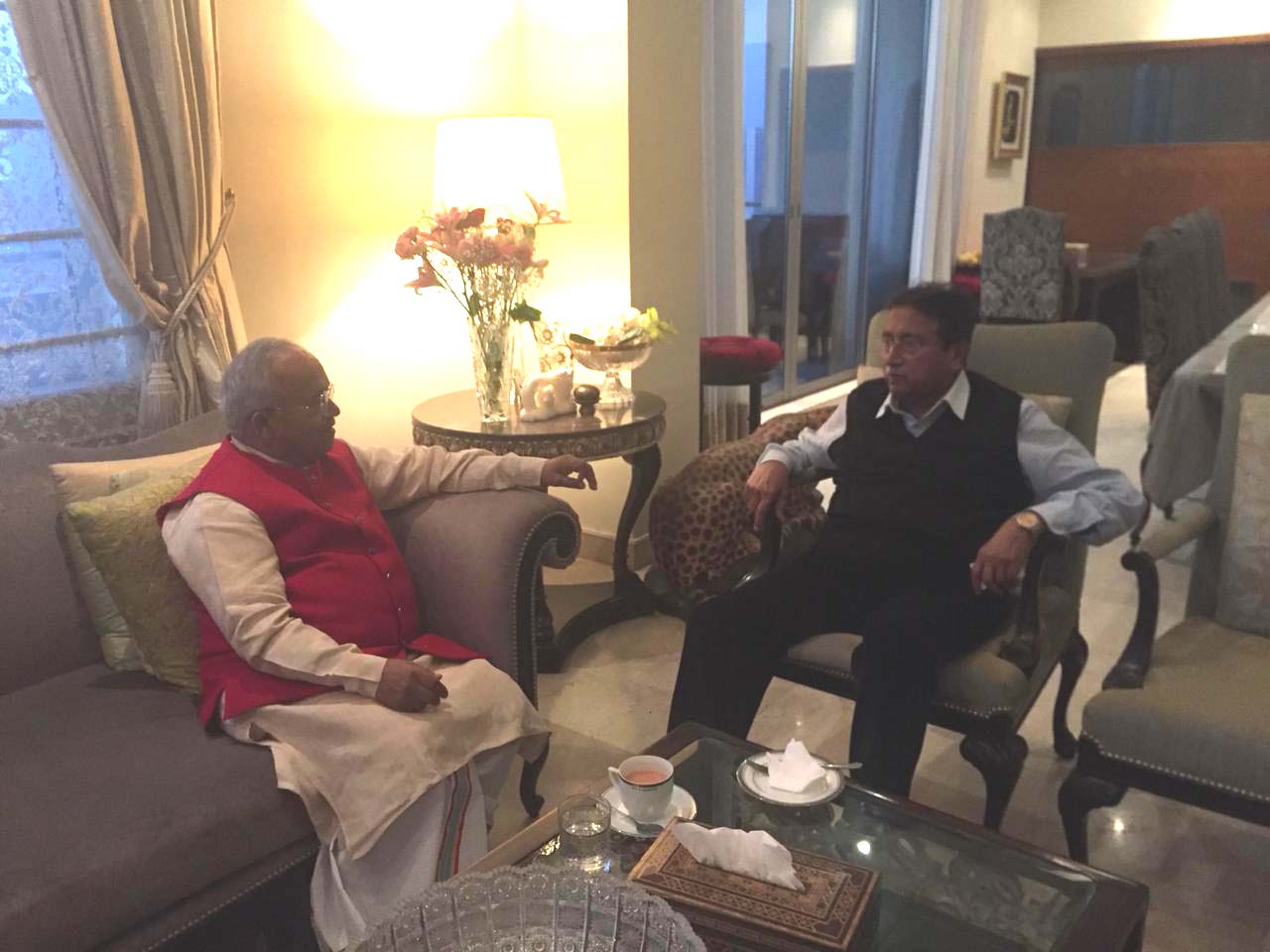 पाकिस्तान के भूतपूर्व राष्ट्रपति जनरल परवेज मुशर्रफ के साथ भारतीय विदेश नीति परिषद के अध्यक्ष डाॅ. वेदप्रताप वैदिक की एक लंबी मुलाकात जिसमें दोनों ने कश्मीर समस्या और भारत-पाक मुद्दे पर खुलकर बात की