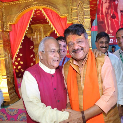 अखिल भारतीय जैन समारोह में डॉ. वैदिक से मिलते हुए भाजपा के महासचिव श्री कैलाश विजयवर्गीय