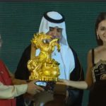 दुबई में आयोजित सम्मान समारोह में शेख नाह्यान मुबारक का सम्मान करते हुए डॉ. वेदप्रताप वैदिक साथ में​ फिल्म अभिनेत्री दिया मिर्जा खड़ी हैं